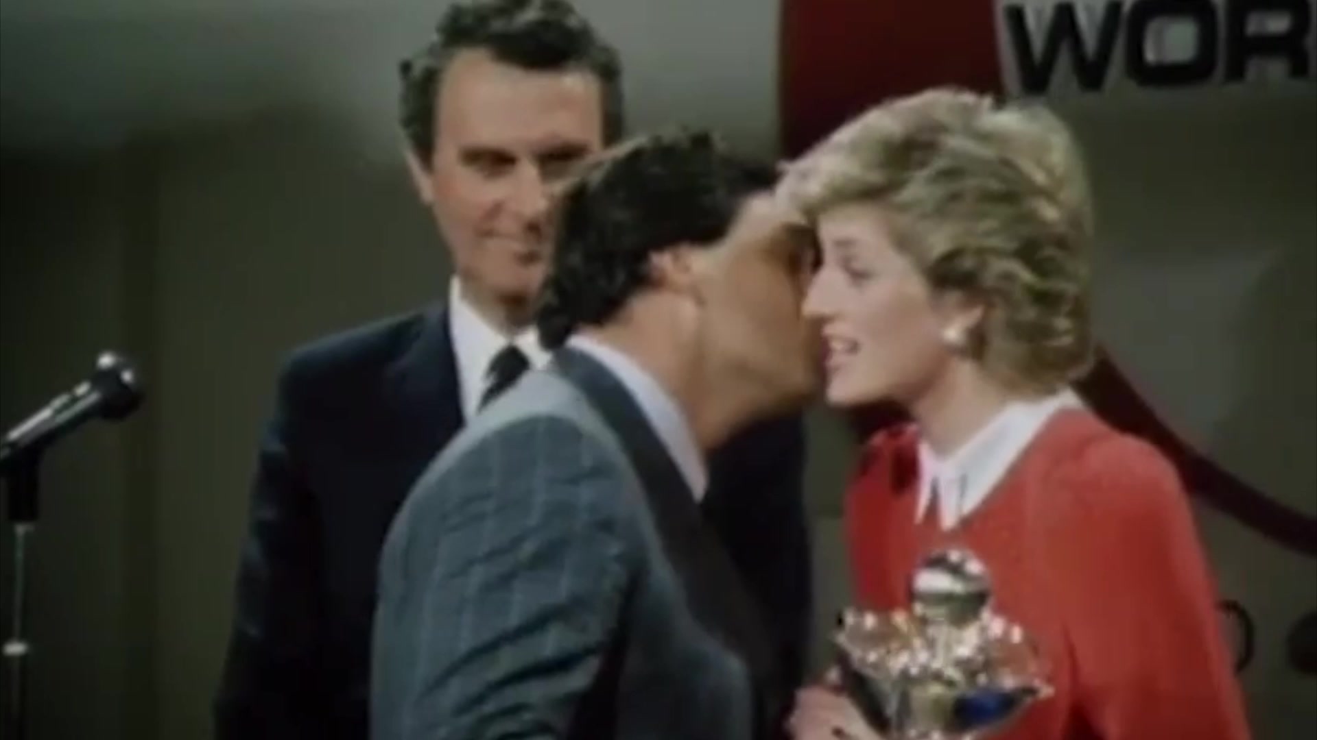 Lady Diana félicite Lionel Péan lors de la remise du trophée de la Whitbread en 1986
