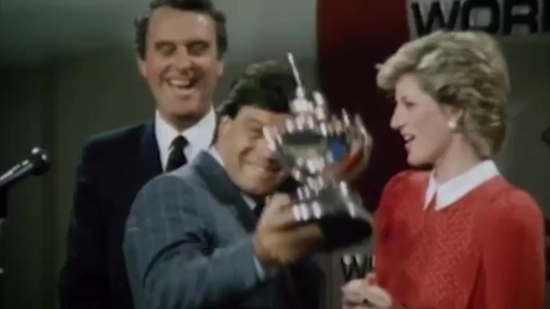 Lionel Péan brandissant le trophée de la Whitbread 1985-1986 aux côtés de Lady Diana